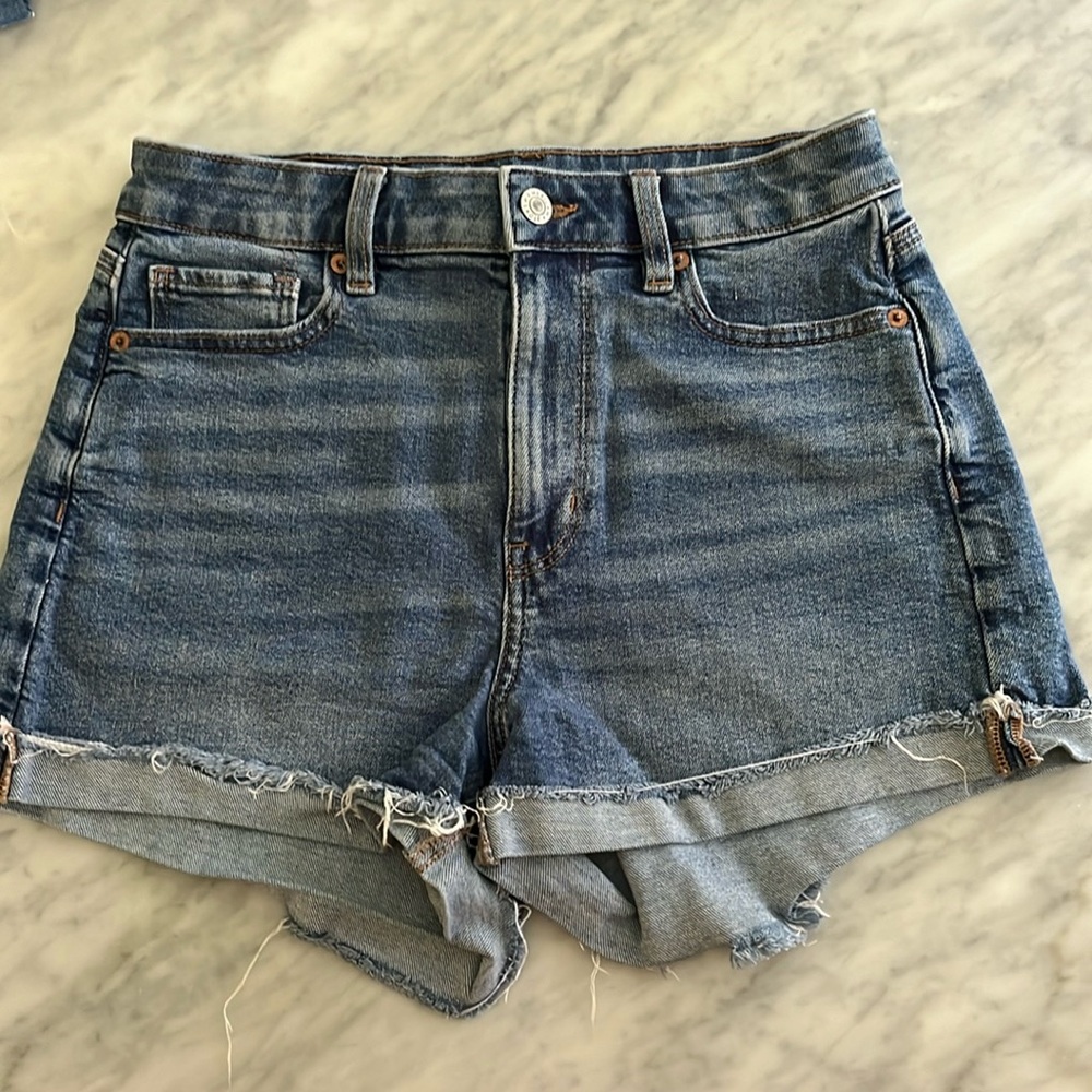 American Eagle Mom Short size 4 Excellent pre owned condition & CLEAN!